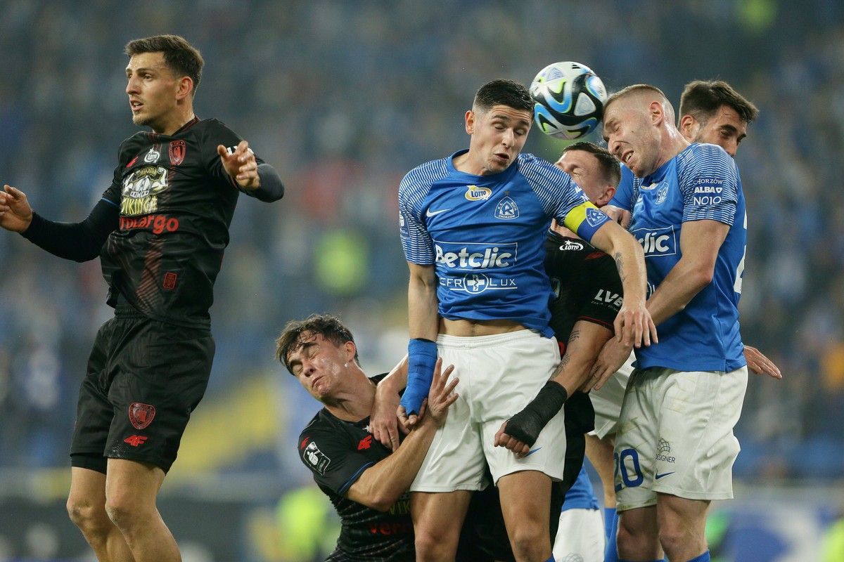 Zawodnicy Ruchu Chorzów Szymon Szymański (P) i Patryk Sikora (C) oraz Jakub Holoubek (L) z Piasta Gliwice podczas meczu 23. kolejki piłkarskiej Ekstraklasy
