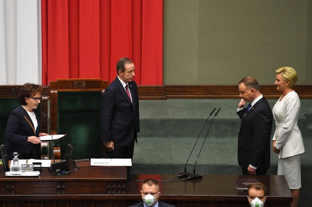 Warszawa, 06.08.2020. Inauguracja II kadencji Prezydenta RP. Prezydent Andrzej Duda (2P), pierwsza dama Agata Kornhauser-Duda (P), marszałek Sejmu Elżbieta Witek (L) oraz marszałek Senatu Tomasz Grodzki (2L) podczas uroczystości zaprzysiężenia Prezydenta RP przed Zgromadzeniem Narodowym, 6 bm. w Sejmie w Warszawie. (kf) PAP/Radek Pietruszka