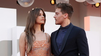 Palvin Barbara és Dylan Sprouse csókja többet mond minden szónál, csak úgy izzik köztük a levegő