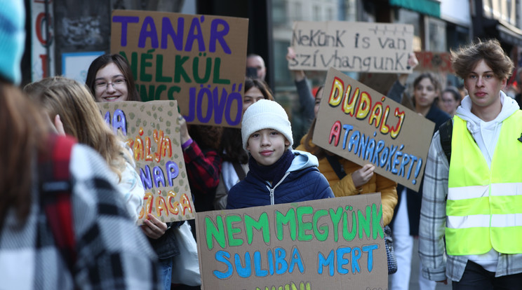 Diáktüntetés és élőlánc budapesten, a kirúgott pedagógusokért / Fotó: Czerkl Gábor