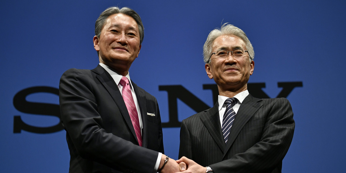 Kazuo Hirai, dotychcasowy szef Sony (po lewej), przekazuje stery w firmie dyrektorowi Kenichiro Yoshida