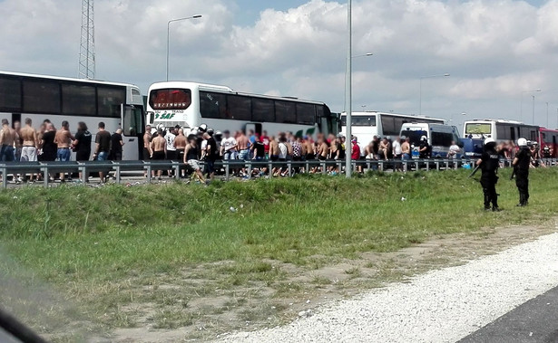 Jest śledztwo w sprawie bójki kiboli na parkingu przy autostradzie A1