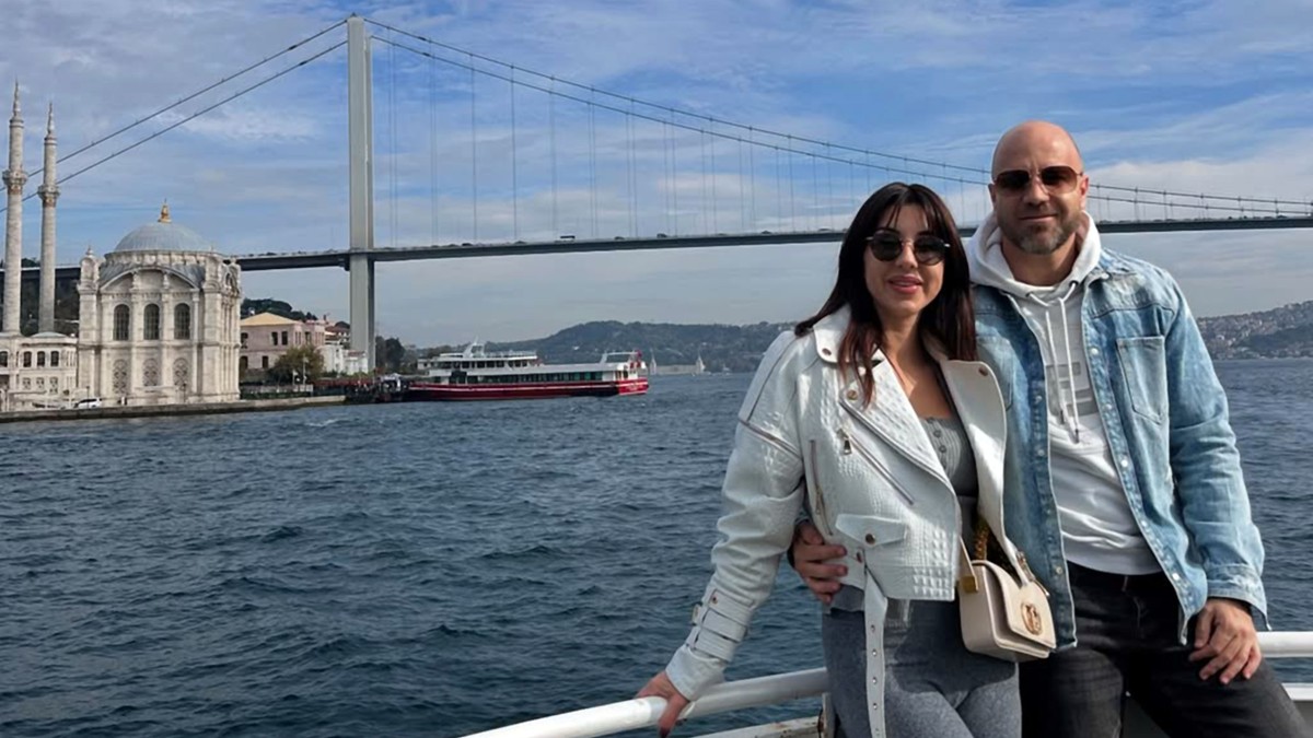 SVI MISLILI DA ĆE OŽENITI PEVAČICU, A USLEDIO RASKID On nestao iz javnosti, sada je u braku sa atraktivnom crnkom: "Posle nje ne postoji niko" Kép