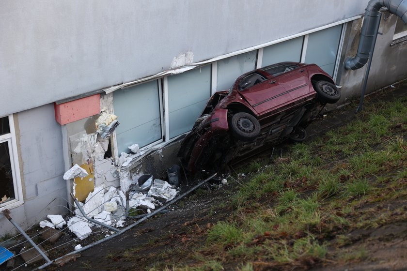 Ranne kierująca i pasażerka zostały karetką pogotowia ratunkowego przewiezione do szpitala