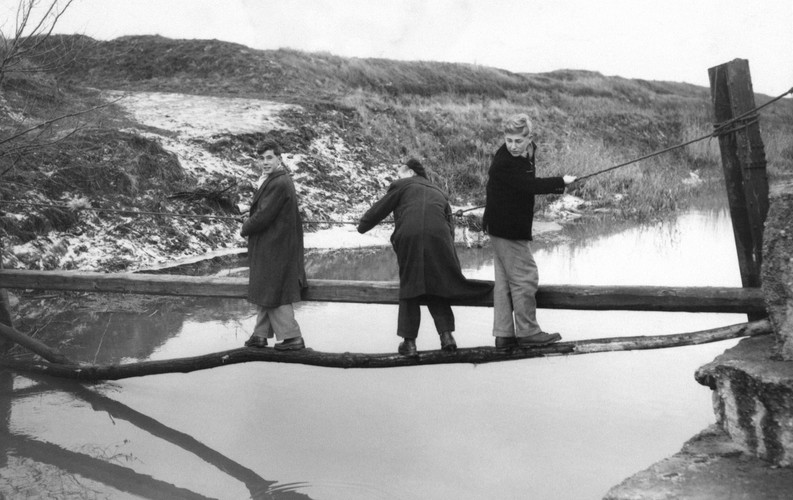 Węgierscy uciekinierzy przekraczają granicę z Austrią