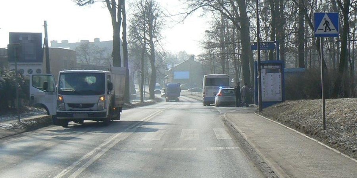 Koło z ciężarówki trafiło w przechodnia