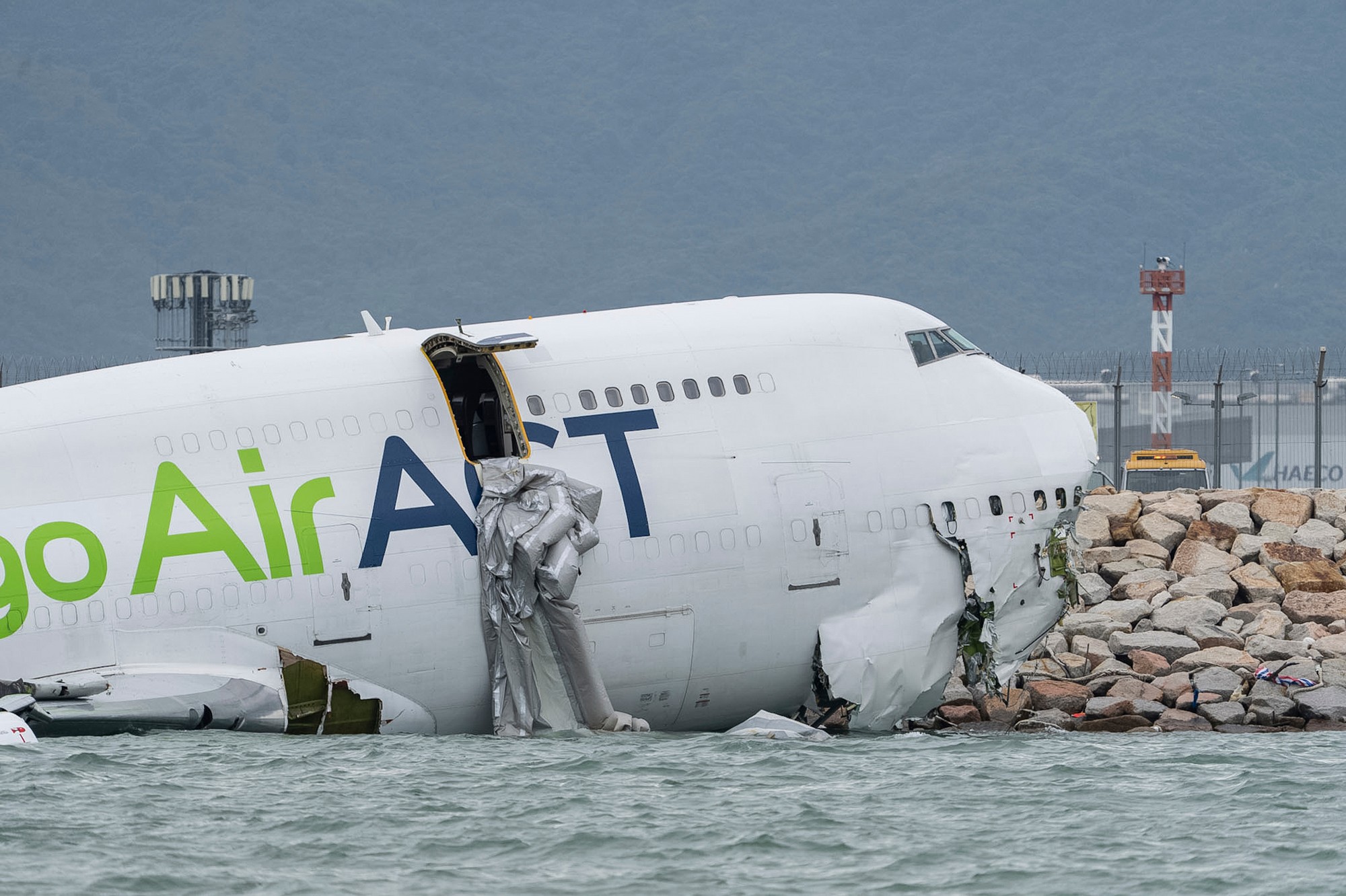 Boeing 747 zišiel z dráhy na letisku v Hongkongu a skončil v mori.