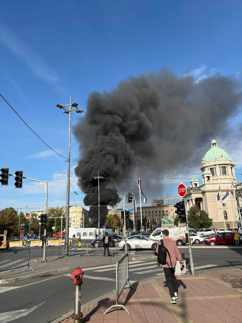 Požar ispred skupštine