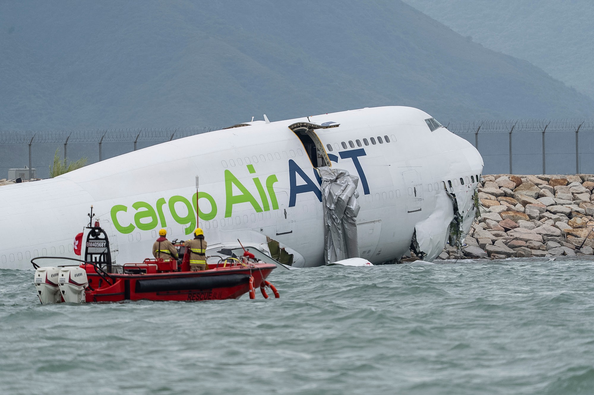 Boeing 747 zišiel z dráhy na letisku v Hongkongu a skončil v mori.