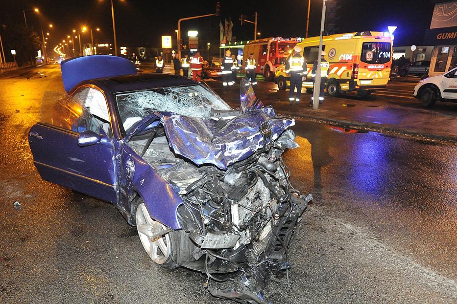 Ennyi maradt a gázoló luxus-Mercedeséből a halálos baleset után /Fotó: MTI - Mihádák Zoltán