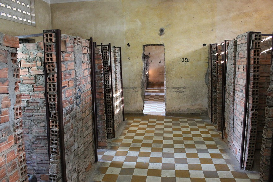 Cele więzienne, w których Czerwoni Khmerzy przetrzymywali i mordowali mieszkańców Kambodży