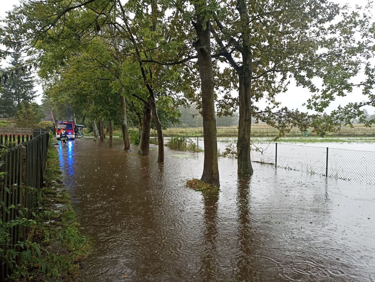 Ulewa nad Krakowem. 122 interwencji strażackich, woda w szpitalu