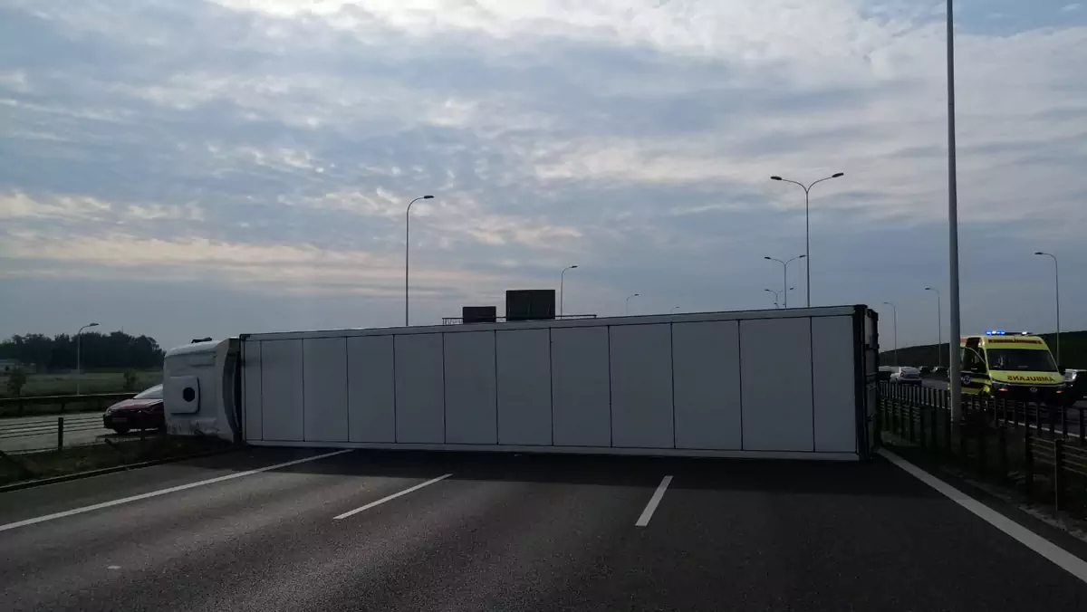 Na drodze S2 w Warszawie przewrócona ciężarówka zablokowała wszystkie trzy pasy ruchu jezdni głównej