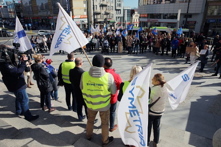 Kolejny protest urzędników w Olsztynie: ‘’Chcemy, aby prezydent nas zauważył’’ [ZDJĘCIA]