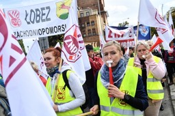 Nauczyciele żądają podwyżki i dymisji Zalewskiej. Manifestacja ZNP: Mamy dość niskich zarobków i złego ministra edukacji