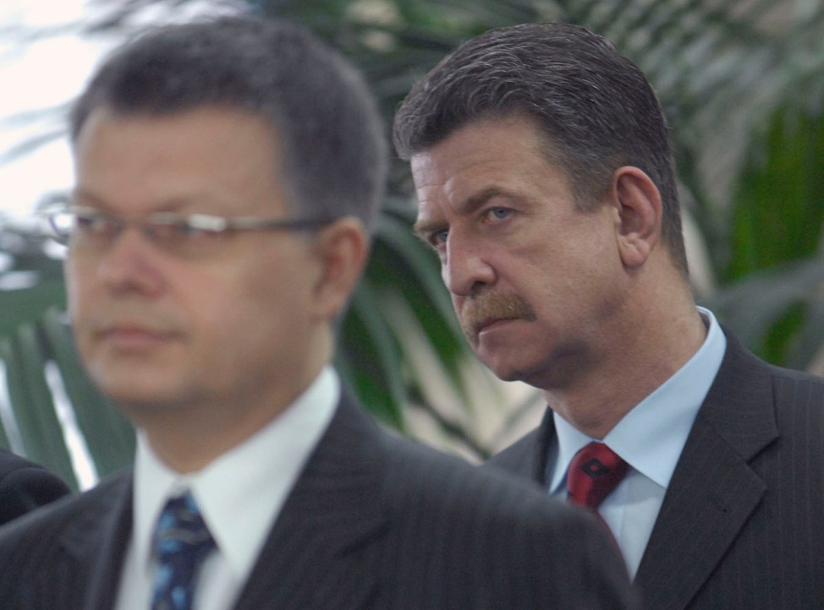 23.03.2007 Krakow Uroczystosc mianowania nowego komendanta malopolskiej policji  z udzialem Janusza Kaczmarka - minister sprawiedliwosci i Konrada Kornatowicza - komendanta glownego policji . Komenda Glowna Policji nz od lewej - Konrad Kornatowicz - komendant glowny policji , Janusz Kaczmarek - minister spraw wewnetrznych fot.  Pawel Ulatowski