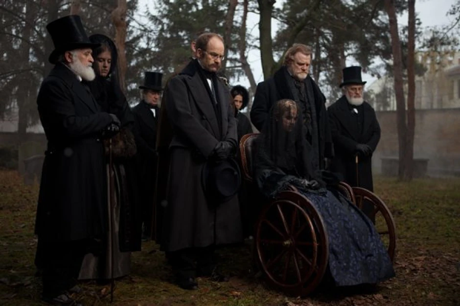 Pored Kjuzaka, u filmu igraju Alis Iv, Luk Evans i Brendon Glison