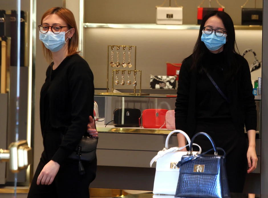 Prodavačice s maskama na licu u centru Milana