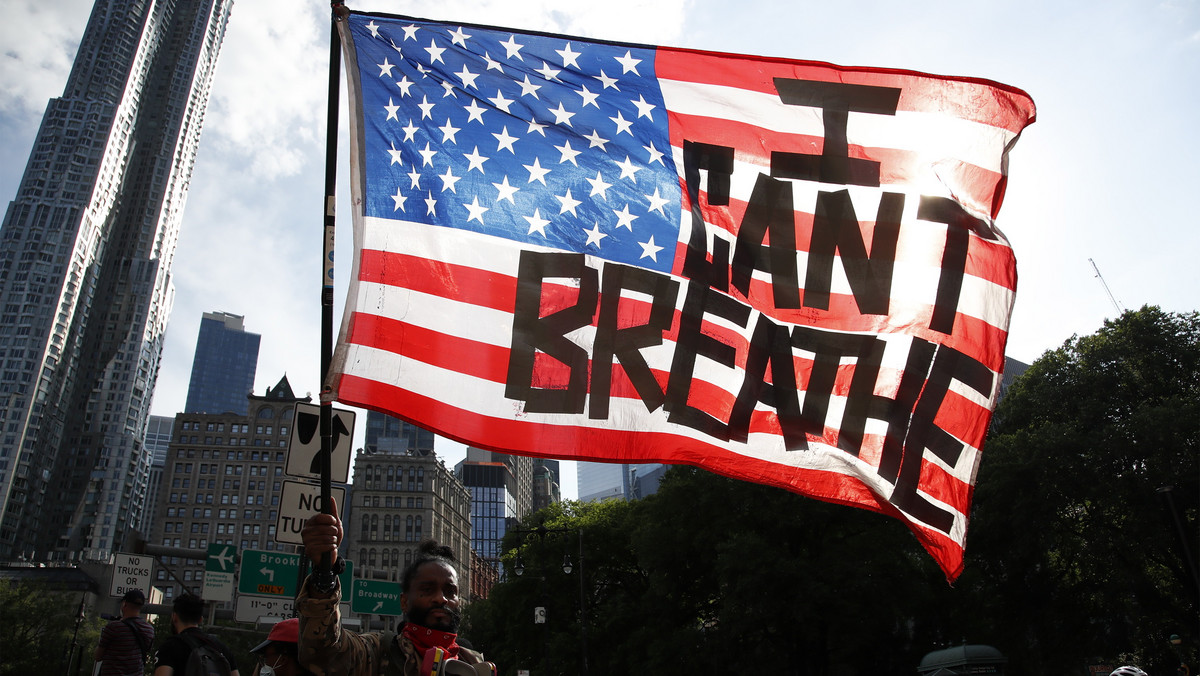 Amerykańska flaga z napisem "Nie mogę oddychać"