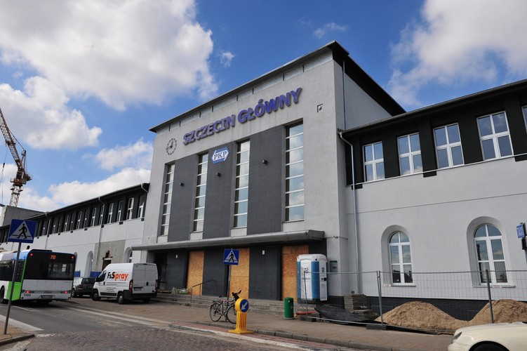 Na obecnym etapie prace  wykonane są w około 60 proc. Według spółki PKP S.A. termin zakończenia modernizacji będzie dotrzymany. Prace zakończą się w tym roku.<br><br>fot. (mb/cat) PAP/ Marcin Bielecki