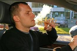 Jak usunąć z auta ślady po papierosach?