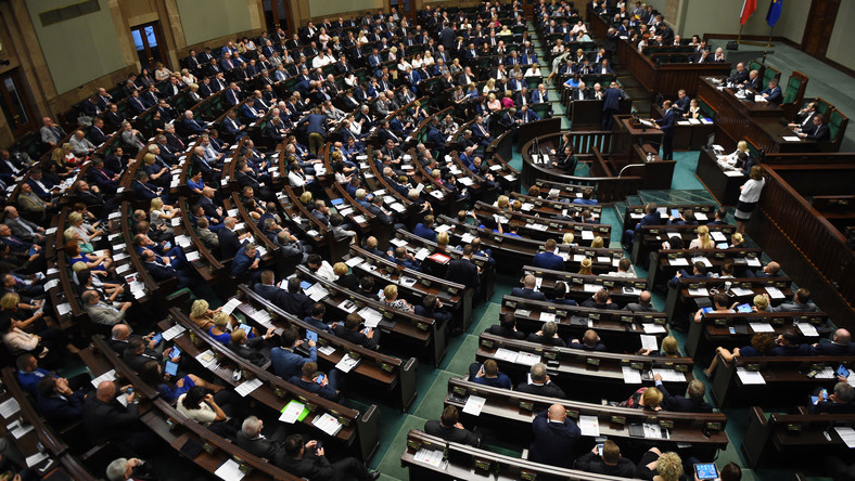 Krajowa Szkoła Administracji Publicznej ma nosić imię prezydenta Lecha Kaczyńskiego - Sejm uchwalił nowelizację ustawy o KSAP, zaproponowaną przez rząd. Za uchwaleniem nowelizacji opowiedziało się 229 posłów ("za" głosowali m.in. wszyscy obecni posłowie klubu PiS), 167 było przeciw (większość posłów PO, Nowoczesnej i PSL), a 40 wstrzymało się od głosu (m.in. niemal wszyscy posłowie Kukiz'15).