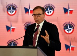 Były dowódca wojsk lądowych USA w Europie: Dzięki myśliwcom, Ukraina może szybko wygrać