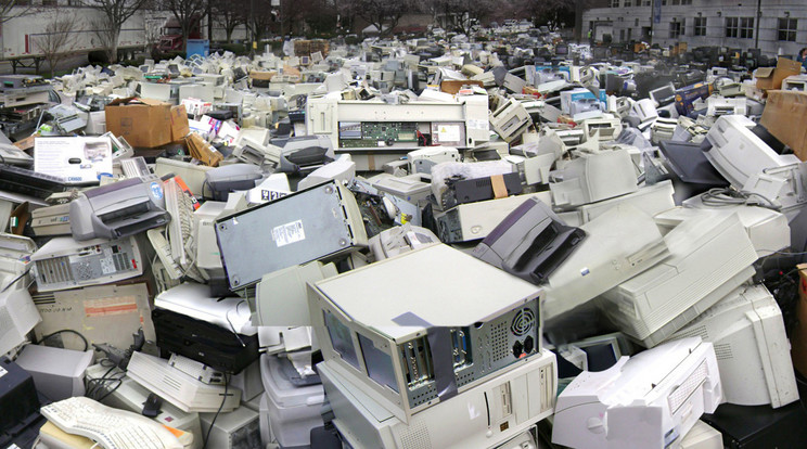 Rettenetes gleccserekben nyomul előre és egyre magasabbra tornyosul az e-hulladék szerte a világon. Kizárólag Európában tartják úgy ahogy kézben a folyamatot, de itt is meghaladja a keletkező mennyiség az újrahasznosítottat. A világ sok táján komoly a rendezetlenség, számos helyen semmiféle szabály nem létezik az elektronikus szemét kezelésére. / Fotó: Getty Images