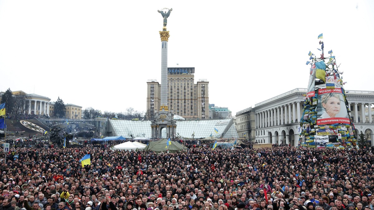 Szef charkowskiej administracji obwodowej (wojewódzkiej) Mychajło Dobkin i burmistrz Charkowa Hennadij Kernes, sojusznicy Wiktora Janukowycza, opuścili Ukrainę i udali się do Rosji - poinformowały ukraińskie służby graniczne.