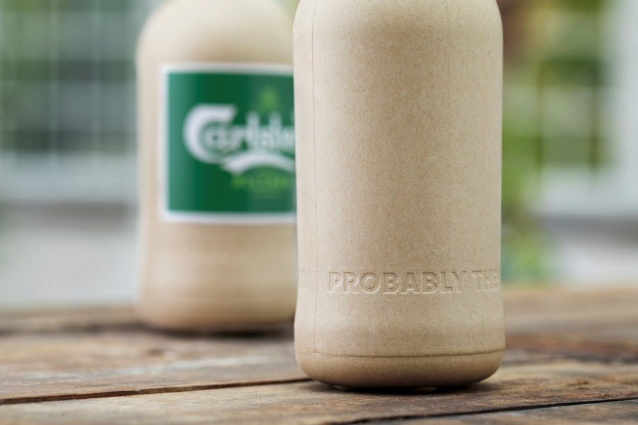 Prototyp eko-butelki na piwo od Carlsberga, zrobiony z włókien drzewnych