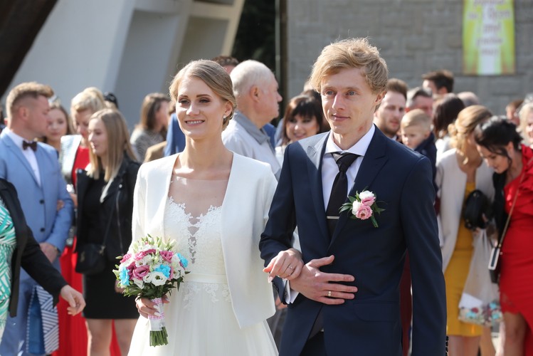 Reprezentant Polski w skokach narciarskich Dawid Kubacki poślubił Martę Majcher. Ceremonia odbyła się w sanktuarium Matki Bożej Częstochowskiej we wsi Bachledówka