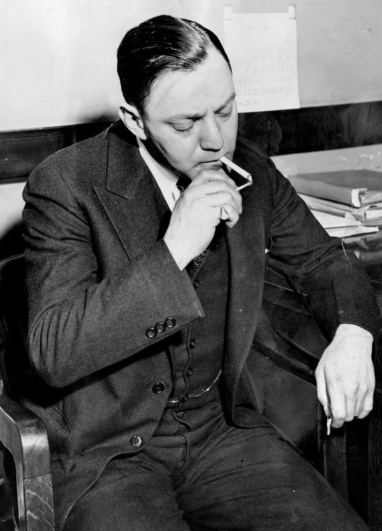 Dutch Schultz podczas jednego ze swoich procesów sądowych