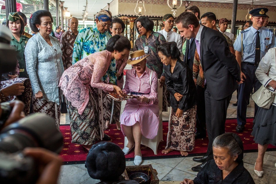 Sultan i princeza Mangkubumi (3. levo) sa ocem kraljem i kraljicom Jogjakarte darivaju kraljicu Margretu II tokom njene posete 2015.