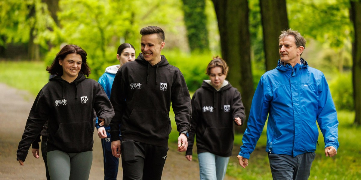 Prof. Oskar Kowalski, (pierwszy z prawej) kardiolog zachęca  ze studentami do chodzenia. Róbmy 7,5 tys. kroków  dziennie dla zdrowia.