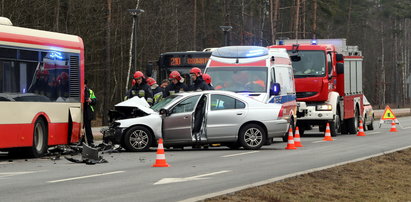 Volvo uderzyło w autobus! Stał w zatoczce