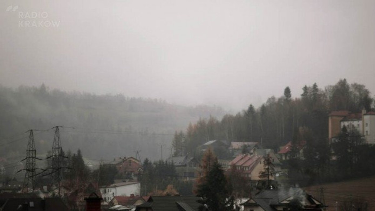 Od nowego roku obowiązywać będzie nowelizacja ustawy, która zakłada, że tzw. "opłata klimatyczna" doliczana do cen noclegów może być pobierana tylko w miejscowościach spełniających szczegółowe normy "krajobrazowe, klimatyczne i infrastrukturalne". Z powodu smogu panującego w Małopolsce teoretycznie oznacza to, że opłata klimatyczna zniknęłaby ze wszystkich hoteli, hosteli i pokoi gościnnych w całym regionie. Z pobierania tej opłaty od punktów noclegowych dobrowolnie zrezygnował już Kraków.