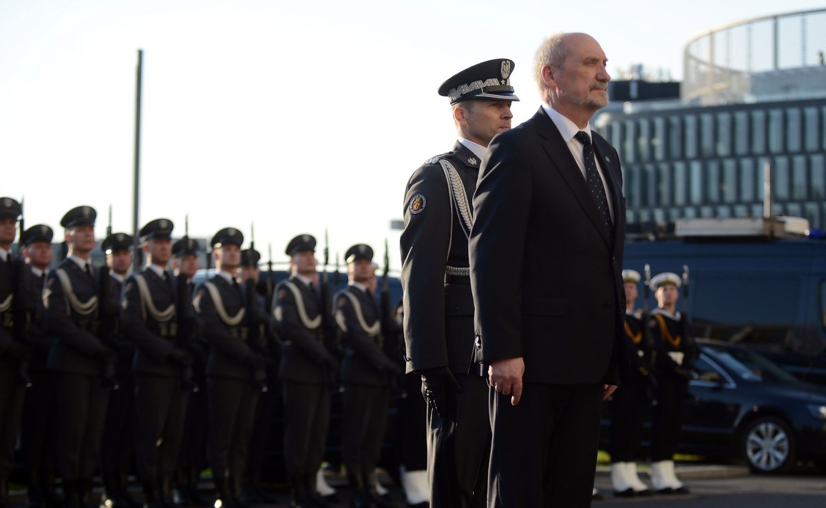 Minister obrony narodowej Antoni Macierewicz oraz dowódca Garnizonu Warszawa gen. bryg. Robert Głąb podczas odsłonięcia popiersia Lecha Kaczyńskiego przed budynkiem Dowództwa Garnizonu Warszawa