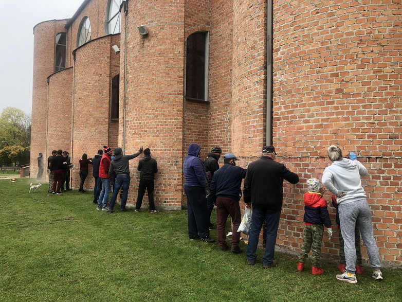 Ok. 30 osób czyściło wulgarne i obraźliwe napisy na łódzkim kościele na Dąbrowie
