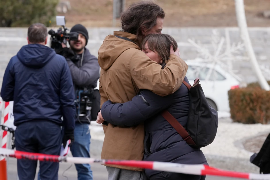 Ljudi odaju poštu žrtvama požara u baru u Krans-Montani, Švajcarska, 2. januara