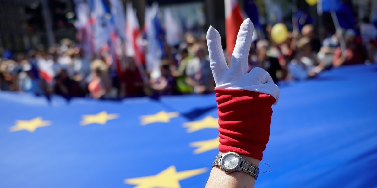 Plusy członkostwa Polski w UE dotyczą przede wszystkim pozyskiwania funduszy unijnych oraz otwarcia granic i swobód związanych z funkcjonowaniem wspólnego rynku.