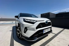 Ma silnik 2.5 i spala 3,7 l na 100 km. Toyota trzęsie rynkiem. Cena hitem