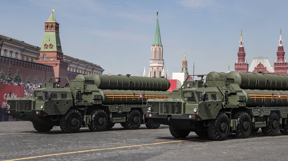 Systemy obrony powietrznej S-400 na Placu Czerwonym podczas próby defilady z okazji Dnia Zwycięstwa w maju 2022 r.