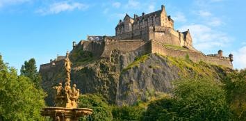 Zamek w Edynburgu jest jedną z najpotężniejszych i najstarszych fortec w Wielkiej Brytanii. Jest to symbol nie tylko samego Edynburga ale i całej Szkocji. Forteca znajduje się na szczycie monumentalnego skalistego wzniesienia (120 metrów n.p.m.) w samym centrum miasta.