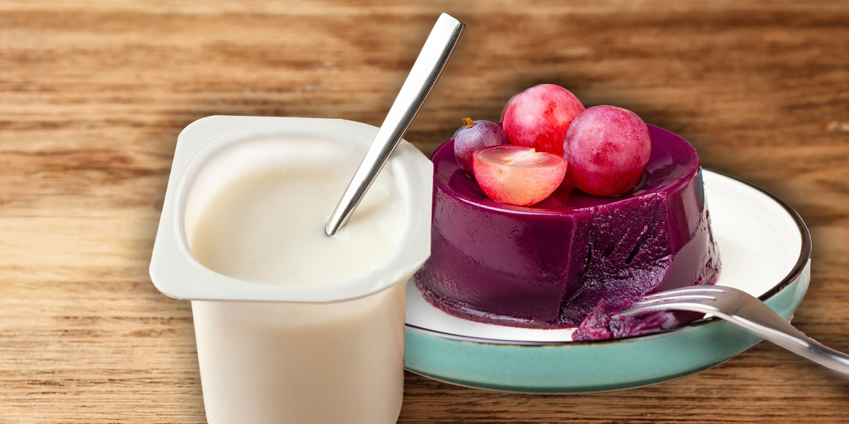 Z jogurtu, biszkoptów i galaretki owocowej można wyczarować pyszny, zdrowy deser.