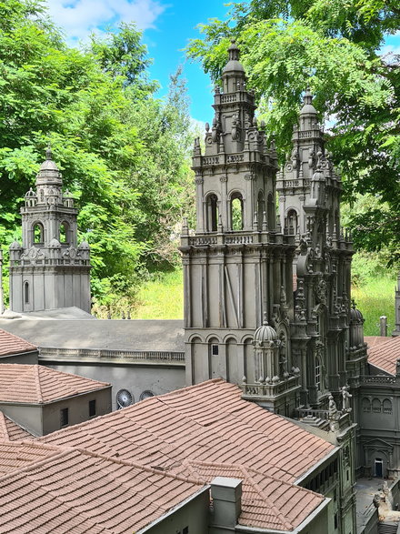 Niszczejąca miniatura Katedry św. Jakuba w Santiago De Compostela