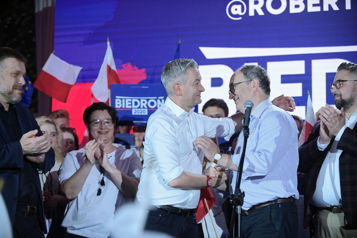 Biedroń: Jestem gotów do rozmów z osobą, która na opozycji otrzyma najlepszy wynik. Lewica "przekaże" głosy Trzaskowskiemu?