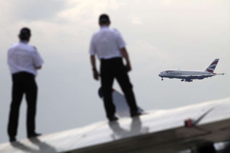 To dopiero drugi dzień targów i pokazów lotniczych, a już doszło do podpisania znaczącej umowy. Transakcja Airbusa i firmy Doric Asset Finance poruszyła branżę lotniczą. Firma leasingowa kupi od europejskiego konsorcjum 20 sztuk SAS A380 - największego samolotu pasażerskiego świata, wartych 8,1 mld USD. Umowa opiewa na dwa razy większa kwotę niż zapowiadano. Airbus przełamał tym samym złą passę, trwającą od początku roku. W tym czasie nie wpłynęło żadne zamówienie  na ten samolot. Na zdjęciu: samolot Airbus SAS A380, nazywany potocznie SuperJumbo.