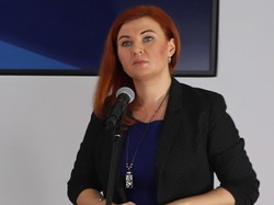 Zabrakło kilku centymetrów, żeby było elegancko. Rzeczniczka ministra Czarnka w źle dobranej sukience. FOTO