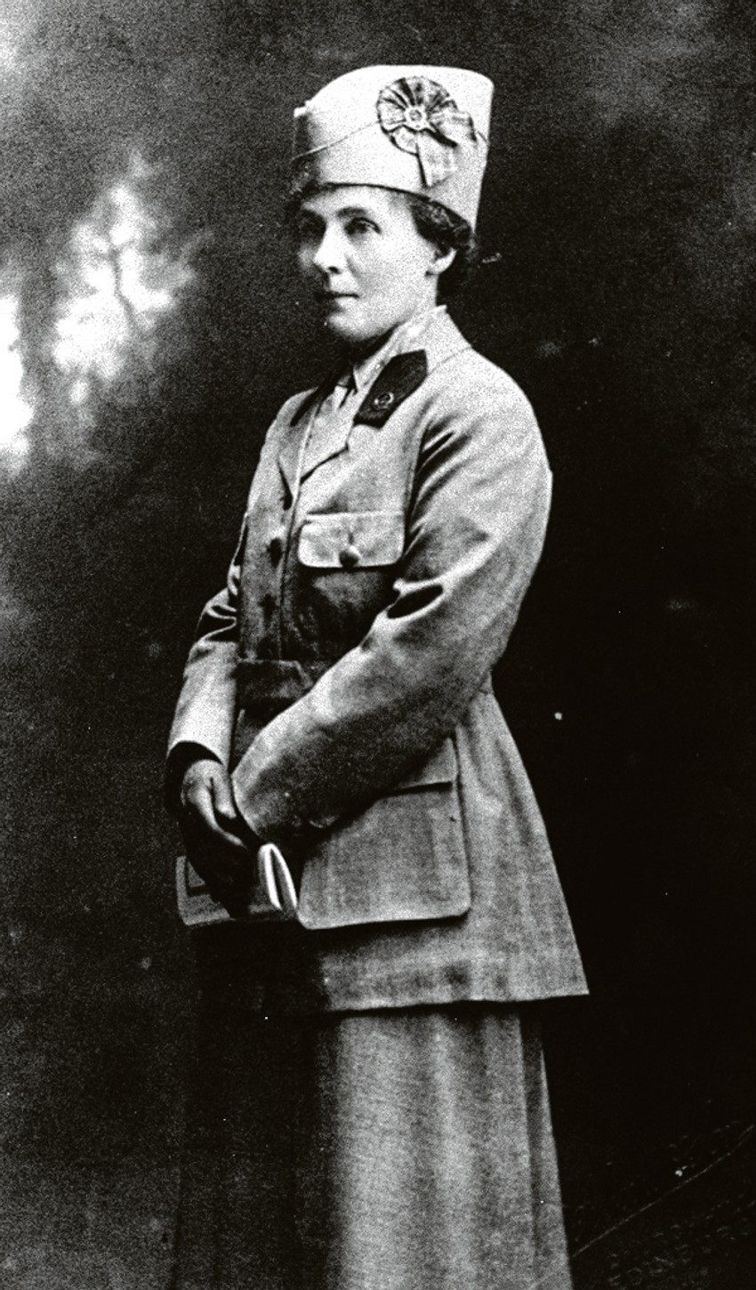 Dr Lora Houp u uniformi Bolnice škotskih žena pred polazak u Srbiju