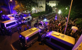 KGP: Działania policjantów zabezpieczających manifestacje przed parlamentem były właściwe